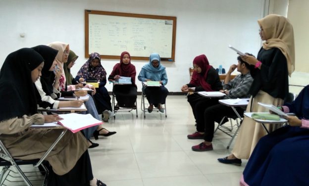 In the Speaking for Argument class, students held debates based on the World Universities Debating Championship rules. They had to formulate arguments and respond to comments and questions. They also had to state their rebuttals or questions in 15 seconds or less. There were many laughs as students struggled to fit their points into such a short time.